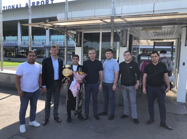 Боксчи Муроджон Аҳмадалиев Тошкентда илиқ кутиб олинди - Sputnik Ўзбекистон