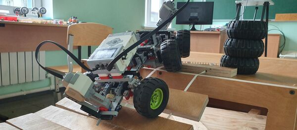 Управляемая модель, сконструированная на уроке робототехники Управляемая модель, сконструированная на уроке робототехники - Sputnik Узбекистан