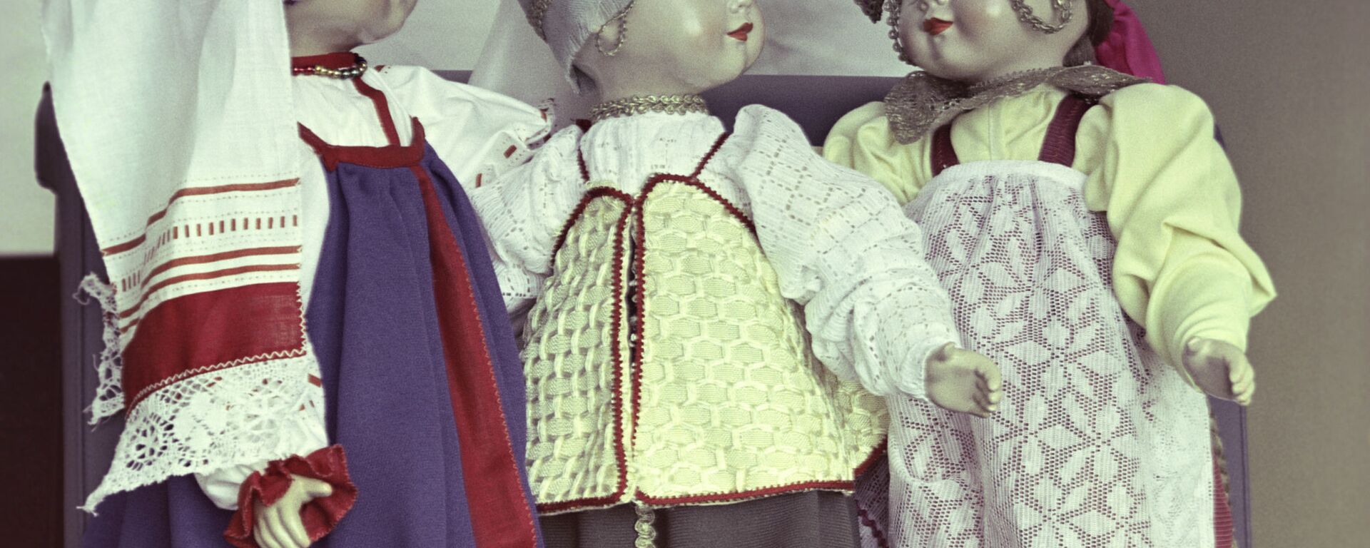 Куклы в национальных костюмах - Sputnik Узбекистан, 1920, 15.09.2021