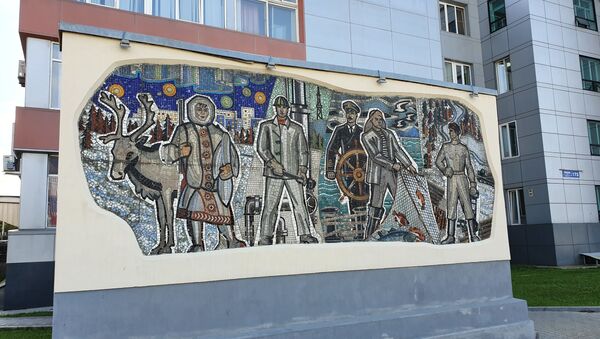 Мозаика у здания городской администрации дает представление о профессиях населения Сахалина - Sputnik Узбекистан