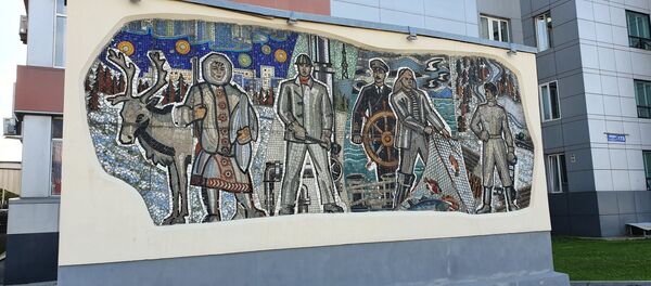 Мозаика у здания городской администрации дает представление о профессиях населения Сахалина - Sputnik Узбекистан