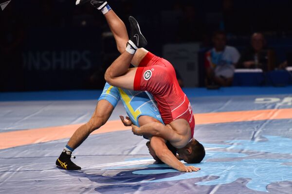Положил на лопатки: узбекский атлет завоевал бронзу на ЧМ по борьбе - Sputnik Узбекистан