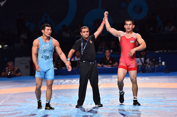 Положил на лопатки: узбекский атлет завоевал бронзу на ЧМ по борьбе - Sputnik Узбекистан