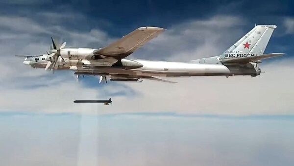 Нанесение авиаударов Ту-95МС крылатыми ракетами ХА-101 по объектам террористов в Сирии - Sputnik Ўзбекистон