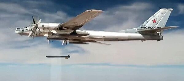 Нанесение авиаударов Ту-95МС крылатыми ракетами ХА-101 по объектам террористов в Сирии Нанесение авиаударов Ту-95МС крылатыми ракетами ХА-101 по объектам террористов в Сирии - Sputnik Ўзбекистон