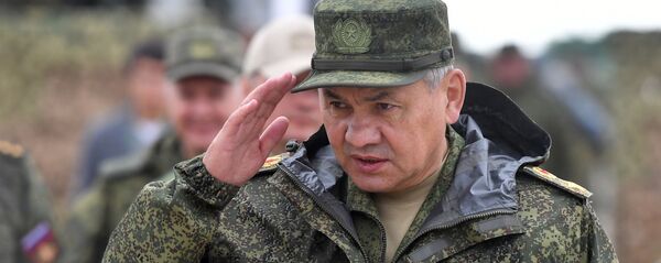 Министр обороны РФ Сергей Шойгу на полигоне Донгуз, где проходит основной этап стратегического командно-штабного учения Центр-2019. Министр обороны РФ Сергей Шойгу на полигоне Донгуз, где проходит основной этап стратегического командно-штабного учения Центр-2019. - Sputnik Ўзбекистон