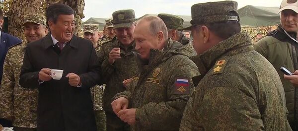 С пылу с жару: президентов России и Кыргызстана угостили свежим хлебом во время учений Центр-2019 С пылу с жару: президентов России и Кыргызстана угостили свежим хлебом во время учений Центр-2019 - Sputnik Узбекистан