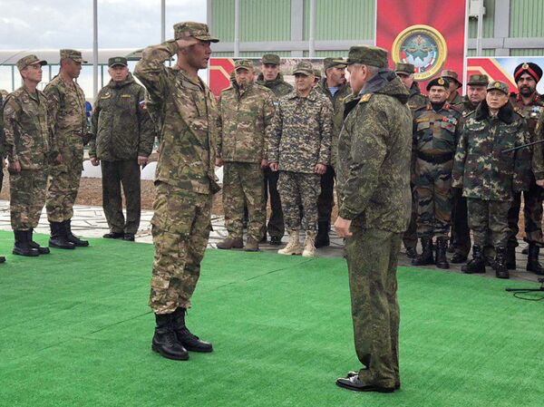 Шойгу вручил награды узбекским военным на учениях Центр-2019 - Sputnik Узбекистан