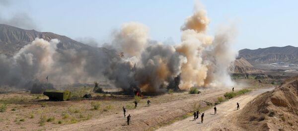 Вертолеты наносят удар с воздуха по позициям боевиков в рамках учений Центр-2019. Вертолеты наносят удар с воздуха по позициям боевиков в рамках учений Центр-2019. - Sputnik Ўзбекистон