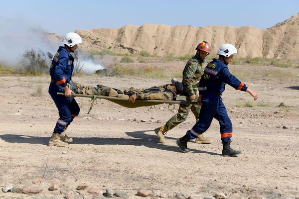 Спасатели эвакуируют раненых на учениях в Наманганской области. - Sputnik Узбекистан
