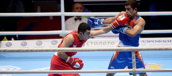 Справа налево: Амит (Индия) и  Шахобид Зотров (Узбекистан) в финале по боксу в весовой категории до 52 кг на ХХ чемпионате мира по боксу в Екатеринбурге. - Sputnik Узбекистан