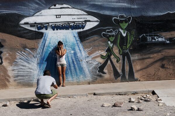 Девушка фотографируется перед граффити с НЛО в городе Хико, штат Невада - Sputnik Узбекистан