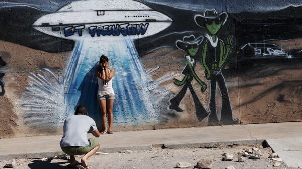 Девушка фотографируется перед граффити с НЛО в городе Хико, штат Невада - Sputnik Узбекистан