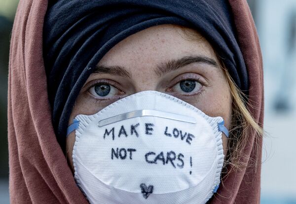 Активистка в маске протестует против проведения во Франкфурте автомобильной выставки IIA Auto Show - Sputnik Узбекистан