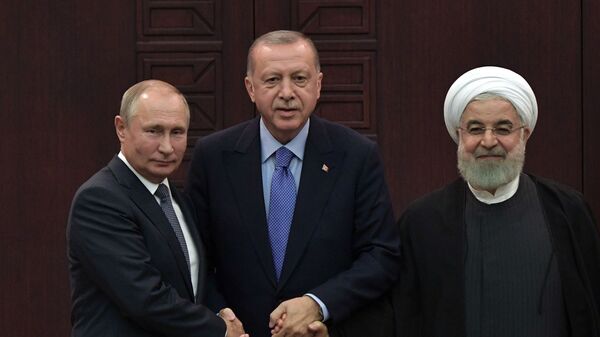 Президенты России, Турции и Ирана Владимир Путин, Реджеп Тайип Эрдоган и Хасан Рухани на совместной пресс-конференции в Турции - Sputnik Ўзбекистон