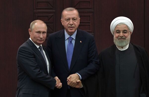 Президенты России, Турции и Ирана Владимир Путин, Реджеп Тайип Эрдоган и Хасан Рухани на совместной пресс-конференции в Турции - Sputnik Узбекистан