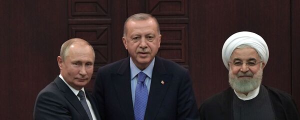 Президенты России, Турции и Ирана Владимир Путин, Реджеп Тайип Эрдоган и Хасан Рухани на совместной пресс-конференции в Турции Президенты России, Турции и Ирана Владимир Путин, Реджеп Тайип Эрдоган и Хасан Рухани на совместной пресс-конференции в Турции - Sputnik Ўзбекистон