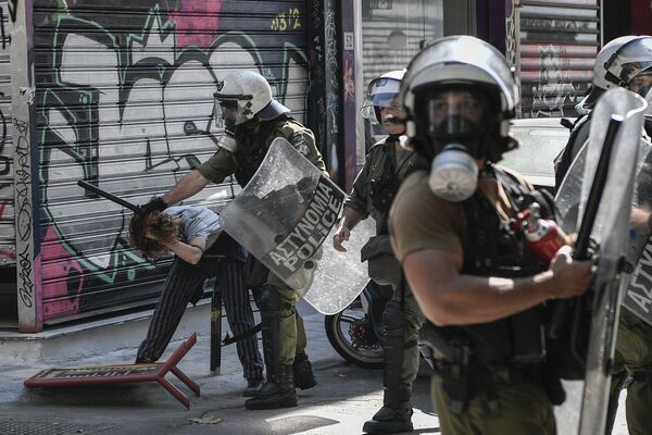 Задержание полицией протестующего на митинге в Афинах, направленного против рейдов полиции в район проживания мигрантов - Sputnik Узбекистан