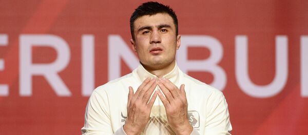 Баходир Джалолов (Узбекистан) завоевавший золотую медаль на церемонии награждения призеров в весовой категории свыше 91 кг на ХХ чемпионате мира по боксу в Екатеринбурге. Баходир Джалолов (Узбекистан) завоевавший золотую медаль на церемонии награждения призеров в весовой категории свыше 91 кг на ХХ чемпионате мира по боксу в Екатеринбурге. - Sputnik Узбекистан
