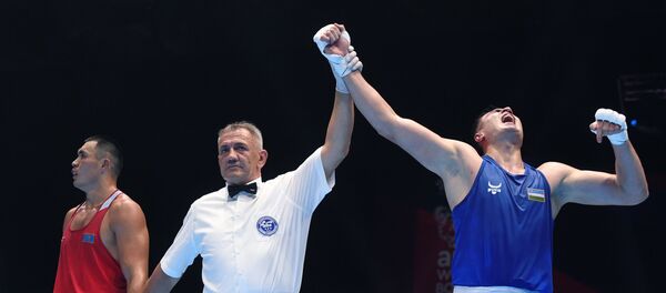 Слева направо: Камшыбек Конкабаев (Казахстан) и Баходир Джалолов (Узбекистан) в финале по боксу в весовой категории свыше 91 кг на ХХ чемпионате мира по боксу в Екатеринбурге. - Sputnik Узбекистан