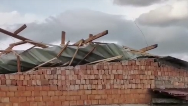 Ураганный ветер сорвал крышу с жилого дома в Тбилиси - видео - Sputnik Узбекистан