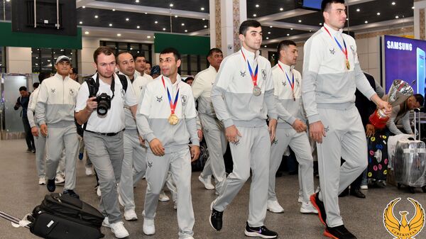 Встреча боксеров в Ташкетском аэропорту - Sputnik Ўзбекистон
