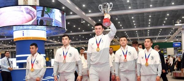 Встреча боксеров в Ташкентском аэропорту - Sputnik Узбекистан