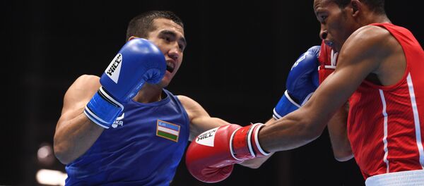 Миразизбек Мирзахалилов (Узбекистан) и Ласаро Альварес (Куба) в финальном поединке в весовой категории до 57 кг на ХХ чемпионате мира по боксу в Екатеринбурге. - Sputnik Узбекистан
