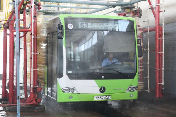 Перед выходом на работу все автобусы проходят мойку на специальном оборудовании. - Sputnik Узбекистан
