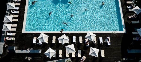 Вид из окна на бассейн на территории отеля Hyatt в Сочи Вид из окна на бассейн на территории отеля Hyatt в Сочи - Sputnik Узбекистан