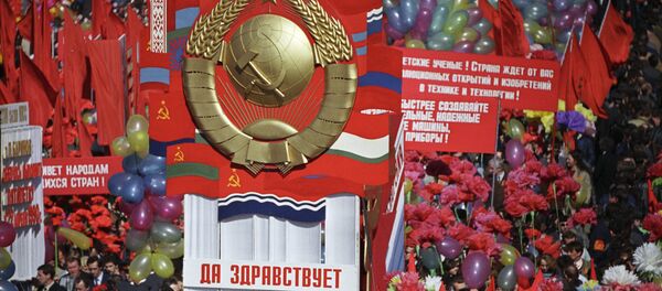 Қизил майдонда намойиш, 1986 йил 1 май. - Sputnik Ўзбекистон