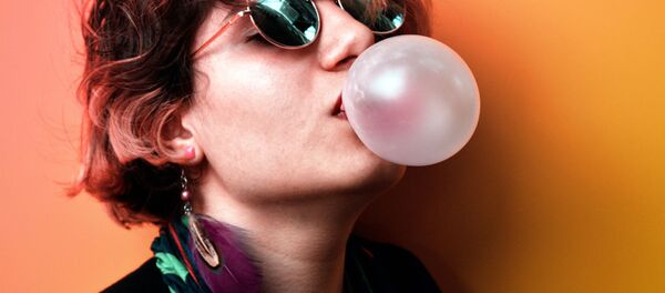 Девушка с жевательной резинкой Девушка с жевательной резинкой - Sputnik Ўзбекистон