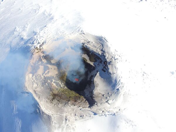 Вид на кратер вулкана Вильяррика в Чили - Sputnik Узбекистан