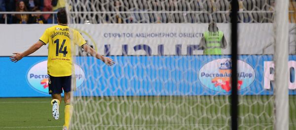 Игрок Ростова Эльдор Шомуродов радуется забитому мячу в матче 11-го тура чемпионата России по футболу - Sputnik Узбекистан