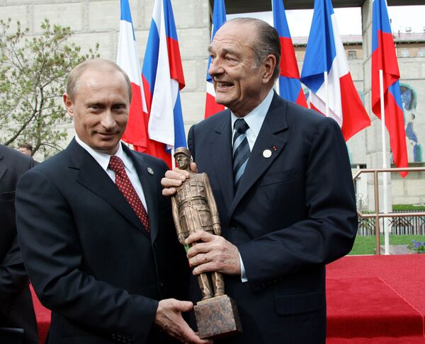 Президент России Владимир Путин и президент Франции Жак Ширак (слева направо) на церемонии открытия памятника генералу Шарлю де Голлю. 2005 год - Sputnik Узбекистан