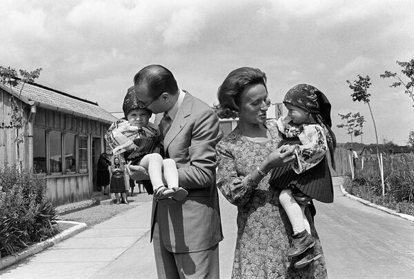 Премьер-министр Франции Жак Ширак с женой и детьми. 1975 год - Sputnik Узбекистан