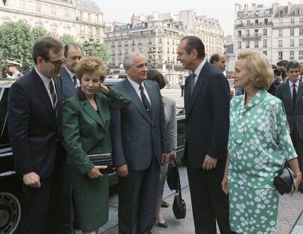 Михаил Горбачев и Раиса Горбачева во время встречи с мэром Парижа Жаком Шираком. 1989 год - Sputnik Узбекистан