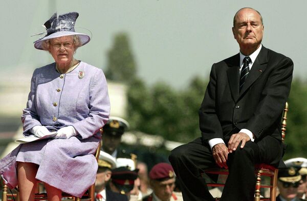 Британская королева Елизавета II и президент Франции Жак Ширак. 6 июня 2004 года - Sputnik Узбекистан