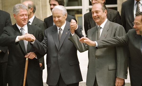 Президент США Билл Клинтон, президент РФ Борис Ельцин, президент Франции Жак Ширак после подписания Основополагающего акта Россия-Нато. 1997 год - Sputnik Узбекистан