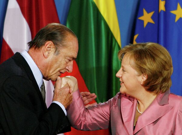 Президент Франции Жак Ширак целует руку канцлеру Германии Ангеле Меркель. 24 марта 2007 года - Sputnik Узбекистан