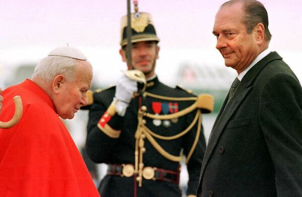 Президент Франции Жак Ширак приветствует Папу Иоанна Павла II. 1996 год - Sputnik Узбекистан