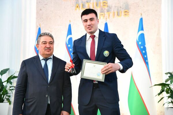 Боксчиларга президент совғалари топширилди - Sputnik Ўзбекистон