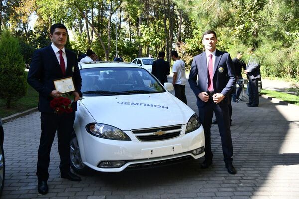 Боксчиларга президент совғалари топширилди - Sputnik Ўзбекистон