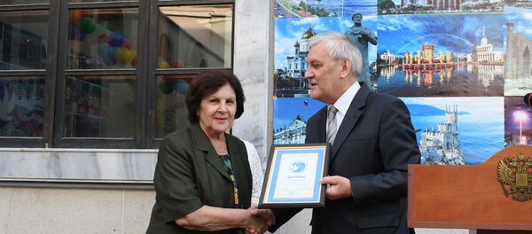 Виктор Шулика награждает учителей накануне их профессионального праздника Виктор Шулика награждает учителей накануне их профессионального праздника - Sputnik Узбекистан