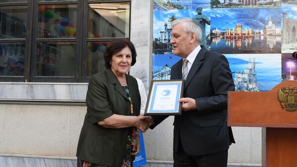 Виктор Шулика награждает учителей накануне их профессионального праздника - Sputnik Узбекистан