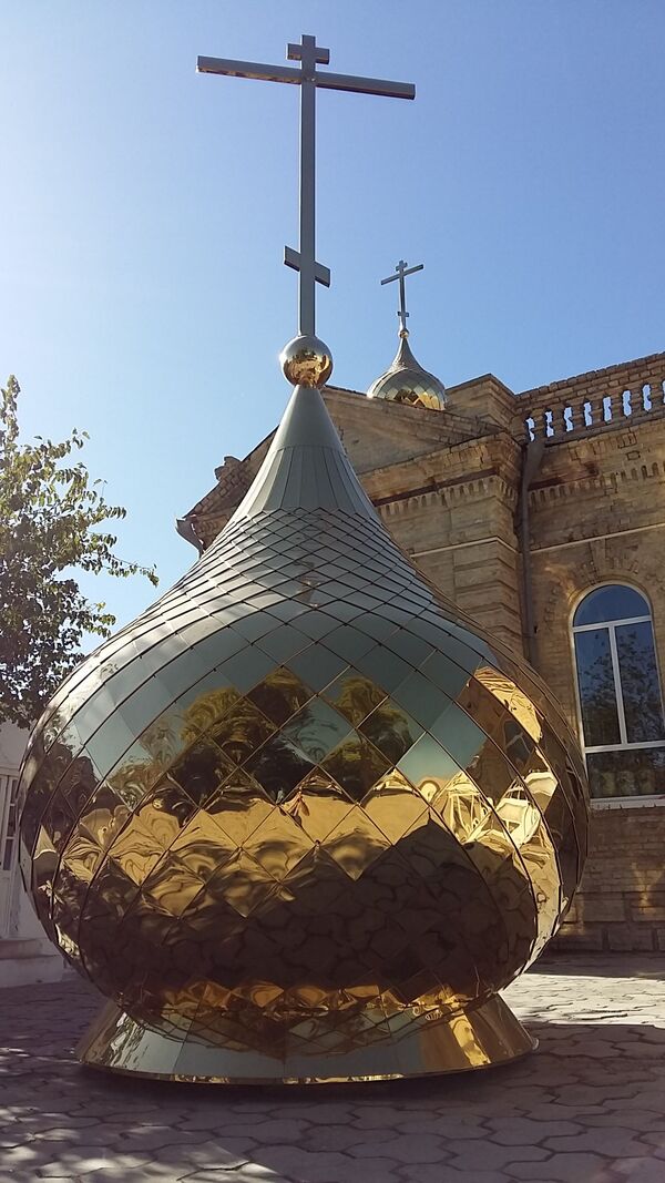 На православном храме Бухары установили купола На православном храме Бухары установили купола - Sputnik Узбекистан