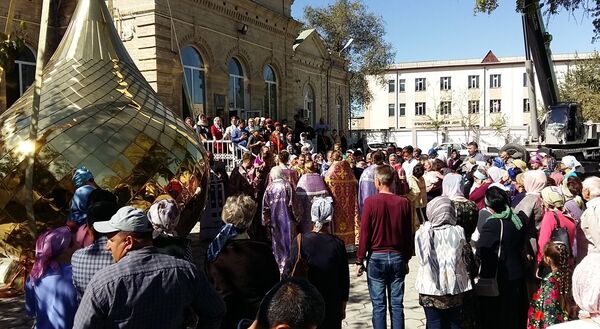 На православном храме Бухары установили купола На православном храме Бухары установили купола - Sputnik Узбекистан