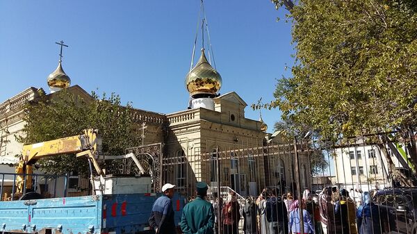 На православном храме Бухары установили купола На православном храме Бухары установили купола - Sputnik Узбекистан