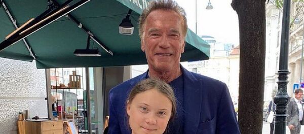 Арнольд Шварцнеггер подарил Грете Тунберг электромобиль Tesla - Sputnik Узбекистан