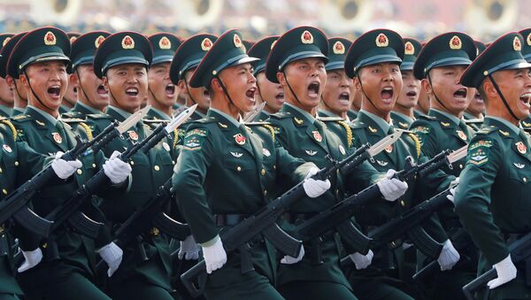 Солдаты армии Китая на военном параде в честь 70-летия образования КНР в Пекине  - Sputnik Ўзбекистон